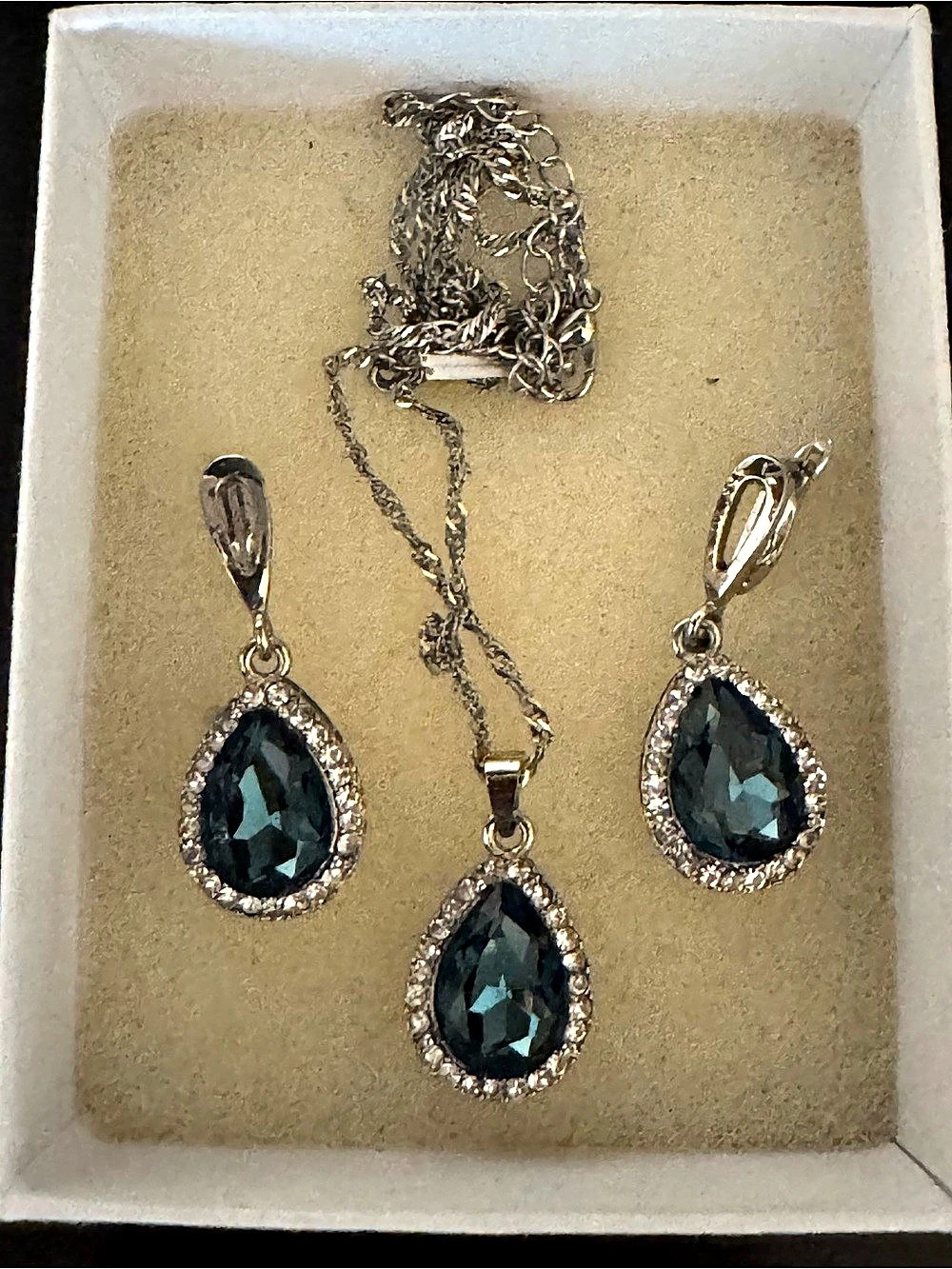 Teardrop Blue Jewelry Set Like New